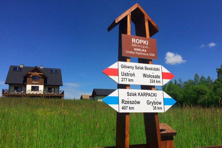 Drogowskaz widoczny z głównej drogi w Ropkach